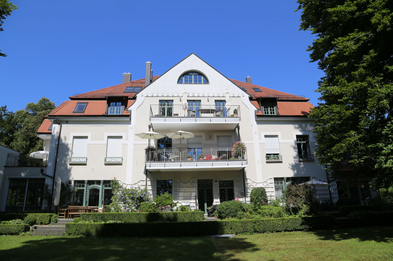 Altbau-Wohnung, Muenchen-Solln, Prinz-Ludwigs-Hoehe, Eigentumswohnung, Villenkolonie, Terrasse, Park, Denkmalschutz, Isarufer, Stuck, Gästezimmer, Bibliothek, Tiefgarage, Apartment